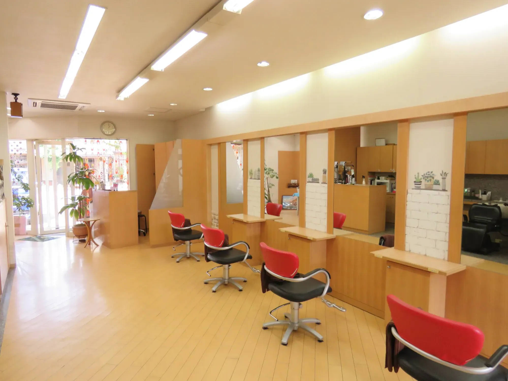 明るく開放的な美容室BE・INの店内